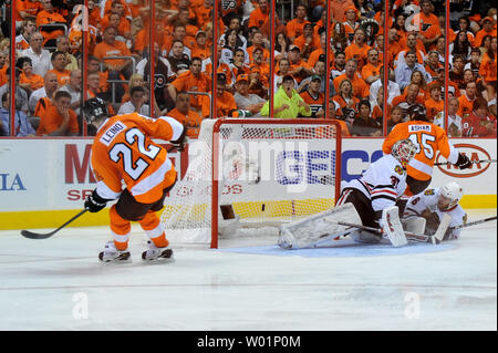 L'aile gauche des Flyers de Philadelphie Ville Leino (22) marque contre le gardien Antti Niemi Blackhawks de Chicago au cours de la troisième période de trois jeux de la finale de la Coupe Stanley de 2010 à Philadelphie le 2 juin 2010. UPI/Kevin Dietsch Banque D'Images