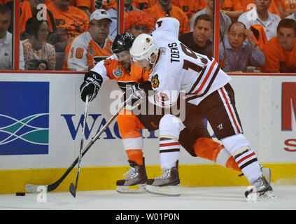 Blackhawks de Chicago center Jonathan Toews (19) et les Flyers de Philadelphie center Darroll Powe lutte pour la rondelle au cours de la troisième période de trois jeux de la finale de la Coupe Stanley de 2010 à Philadelphie le 2 juin 2010. UPI/Kevin Dietsch Banque D'Images