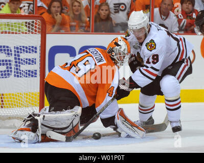 Gardien de but des Flyers de Philadelphie Michael Leighton (49) arrête un tir de Blackhawks de Chicago center Jonathan Toews (19) au cours de la deuxième période de trois jeux de la finale de la Coupe Stanley de 2010 à Philadelphie le 2 juin 2010. UPI/Kevin Dietsch Banque D'Images