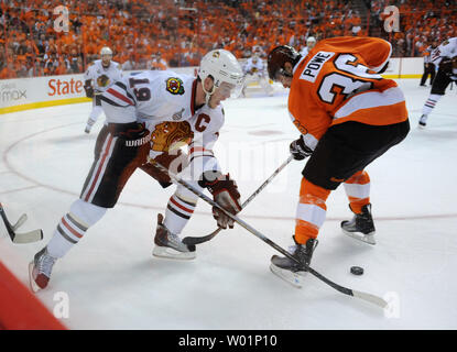 Centre des Flyers de Philadelphie Darroll Powe (36) et centre des Blackhawks de Chicago Jonathan Toews (19) lutte pour la rondelle au cours de la troisième période de trois jeux de la finale de la Coupe Stanley de 2010 à Philadelphie le 2 juin 2010. UPI/Kevin Dietsch Banque D'Images