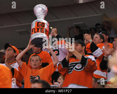 Un ventilateur méchants Flyers contient jusqu'à une simulation de Coupe Stanley que les Flyers prendre sur les Blackhawks de Chicago au cours de la troisième période de quatre jeux de la finale de la Coupe Stanley de 2010 à Philadelphie le 4 juin 2010. Les Flyers ont défait les Blackhawks 5-3. UPI/Kevin Dietsch Banque D'Images