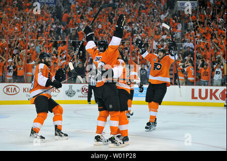 L'aile gauche des Flyers de Philadelphie Ville Leino (C) est félicité par coéquipiers après avoir marqué contre les Blackhawks de Chicago au cours de la troisième période de quatre jeux de la finale de la Coupe Stanley de 2010 à Philadelphie le 4 juin 2010. UPI/Kevin Dietsch Banque D'Images