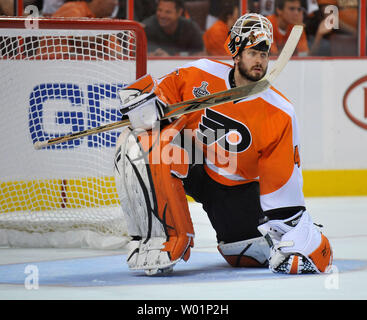 Gardien de but des Flyers de Philadelphie Michael Leighton au cours de la deuxième période de quatre jeux de la finale de la Coupe Stanley de 2010 à Philadelphie le 4 juin 2010. Les Flyers ont défait les Blackhawks 5-3. UPI/Kevin Dietsch Banque D'Images