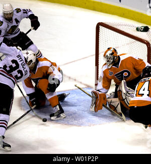 Blackhawks de Chicago Dustin Byfuglien (33) marque contre le gardien de but des Flyers de Philadelphie Michael Leighton durant la première période du sixième match de la finale de la Coupe Stanley de 2010 à Philadelphie le 9 juin 2010. Flyers Braydon Coburn (5) n'est pas en mesure de bloquer le tir. UPI/John Anderson Banque D'Images