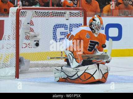 Gardien de but des Flyers de Philadelphie Michael Leighton (49) fait une sauvegarde au cours de la première période contre les Blackhawks de Chicago lors de la sixième match finale de la Coupe Stanley de 2010 à Philadelphie le 9 juin 2010. UPI/Kevin Dietsch Banque D'Images