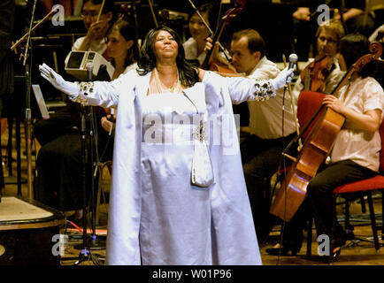 Reine de la Soul, la chanteuse Aretha Franklin, effectue au cours d'un concert au Mann Center for Performing Arts à Philadelphie le 27 juillet 2010. Une partie de son concert les ex-secrétaire d'État Condoleezza Rice au piano. UPI/John Anderson Banque D'Images