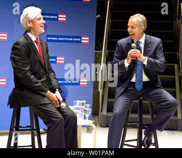 L'ancien Président Bill Clinton rit comme il parle avec l'ancien Premier ministre britannique Tony Blair, au Centre National de la Constitution dans le centre-ville de Philadelphie le 13 septembre 2010. Les deux hommes sont à Philadelphie pour prendre part à l'assemblée annuelle 2010 de la Médaille de la liberté ici plus tard dans la journée. UPI/John Anderson Banque D'Images