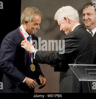 L'ancien Premier ministre britannique Tony Blair reçoit la liberté de métal de l'ancien Président Bill Clinton au cours de cérémonies au National Constitution Center dans le centre-ville de Philadelphie le 13 septembre 2010. .À la recherche sur est David Eisner, président et chef de la Constitution Center. UPI/John Anderson Banque D'Images