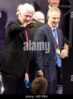 L'ancien Président Bill Clinton et l'ancien Premier ministre britannique Tony Blair, saluer la foule après que ce dernier a été présentée la liberté Metal lors de cérémonies au National Constitution Center dans le centre-ville de Philadelphie le 13 septembre 2010. UPI/John Anderson Banque D'Images