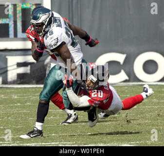 Atlanta Falcons corner retour Brent Grimes est comme en suspension dans l'accroche sur alors qu'il tente de faire baisser les Philadelphia Eagles LeSean McCoy running back (25) sur la ligne de 34 verges de Philadelphie au cours de deuxième trimestre Philadelphia Eagles-Atlanta pèlerin action de jeu à Philadelphie au Lincoln Financial Field, le 17 octobre 2010. UPI/John Anderson Banque D'Images