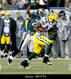 Philadelphia Eagles Dimitri évoluait Patterson vient de derrière pour faire baisser les Green Bay Packers' James Starks sur la Philadelphia 41 cour ligne après un gain de 27 verges au cours du premier trimestre de l'action Philadelphia Eagles-Green Bay Packers NFC Wildcard match à Philadelphie au Lincoln Financial Field le 9 janvier 2011. UPI/John Anderson Banque D'Images