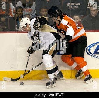 Les Penguins de Pittsburgh le défenseur Zbynek Michalek et Flyers de Philadelphie center Danny Briere bataille pour la rondelle sur la bande au cours première période Philadelphie Pingouins Flyers-Pittsburgh NHL hockey à la Wells Fargo Center de Philadelphie, le 24 mars 2011. UPI/John Anderson Banque D'Images