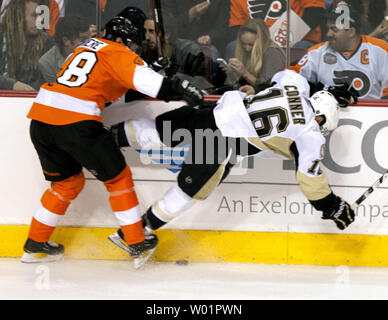 Centre des Flyers de Philadelphie Danny Briere envoie les Penguins de Pittsburgh droite Chris Conner aux conseils qu'ils combattent pour la rondelle au cours de troisième période Philadelphie Pingouins Flyers-Pittsburgh NHL hockey à la Wells Fargo Center de Philadelphie, le 24 mars 2011. Pittsburgh défait Philadelphie 2-1 dans une fusillade. UPI/John Anderson Banque D'Images