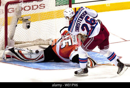 Centre de New York Erik Christensen glisse la rondelle derrière le gardien des Flyers de Philadelphie Sergei Bobrovsky au cours de la fusillade à la fin de New York Philadelphie Flyers-New Randers partie de la LNH au Wells Fargo Center de Philadelphie le 3 avril 2011. New York Philadelphie défait 3-2. UPI/Eileen Angelino Banque D'Images