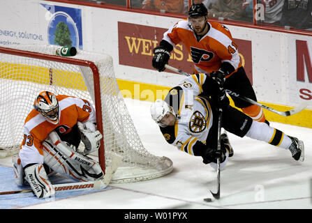 Le centre des Bruins de Boston Patrice Bergeron vient autour du filet pour faire un tir au but contre le gardien Brian Boucher de Philadelphie au cours de deuxième période Bruins Flyers-Boston Philadelphie jeu 1 série éliminatoire à la Wells Fargo Center le 29 avril 2011. Regarder est Philadelphie de Andrej Meszaros (41). Boston a battu Philadelphie 6-3. UPI/Eileen Angelino Banque D'Images