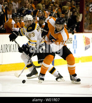 Les Flyers de Philadelphie Andrej Meszaros (41) et Brad Marchand des Bruins de Boston (63) Bataille pour la rondelle lors de la mi-glace en première période Bruins 2 Flyers-Boston Philadelphie jeu série éliminatoire au Wells Fargo Center de Philadelphie le 2 mai 2011. UPI/John Anderson Banque D'Images