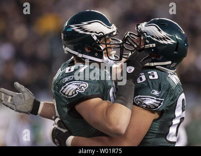 Philadelphia Eagles Brent Celek célèbre avec coéquipier Danny Walkins dans la zone des buts après son atterrissage au cours de premier trimestre NewYork Jets-Philadelphia Eagles action de jeu au Lincoln Financial Field, le 18 décembre 2011. UPI/John Anderson Banque D'Images