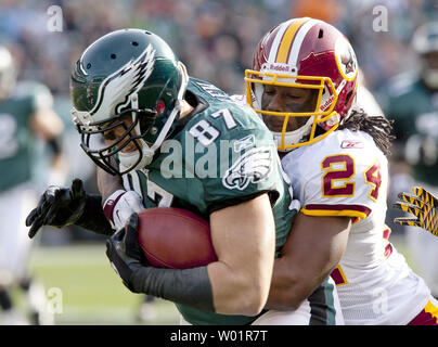 Philadelphia Eagles tight end Brent Celek est frappé par derrière par les Redskins de Washington DeJon Gomes sur le Washington 17cour- ligne après avoir terminé une 30- Cour passent au cours de premier trimestre au Lincoln Financial Field le 1 er janvier 2012. UPI/Eileen Angelino Banque D'Images