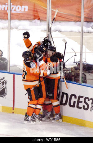 Les Flyers de Philadelphie' Brayden Schenn est assailli par des coéquipiers après avoir marqué le premier but du jeu lors de la deuxième période de l'hiver 2012 Classic à la Citizens Bank Park de Philadelphie le 2 janvier 2012. Flyers Max Talbot (27) et Andrej Meszaros (41) sont parmi le groupe. UPI/Eileen Angelino Banque D'Images