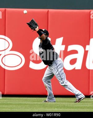 Miami Marlins center fielder Emilo atteint jusqu'Bonifadio les prises et une mouche par Philadelphia Phillies Jimmy Rollins durant la 6e manche à la Citizens Bank Park de Philadelphie le 9 avril 2012. UPI/John Anderson Banque D'Images