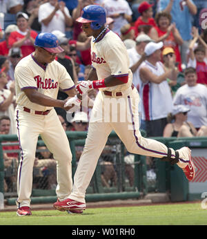 Phillies de Philadelphie John Mayberry fils passe deuxième et une poignée de main par l'entraîneur de troisième Juan Samuel lors de la septième manche contre les Giants de San Francisco à la Citizens Bank Park de Philadelphie le 22 juillet 2012. Mayberry homered deux fois dans le jeu comme les Phillies défait les géants 4-3 en 12 manches. UPI/John Anderson Banque D'Images