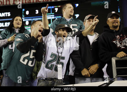 Philadelphia Eagles fans cheer après les Eagles a battu les Giants de New York 19-17 au Lincoln Financial Field à Philadelphie le 30 septembre 2012. UPI/Laurence Kesterson Banque D'Images