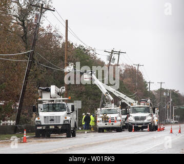 Les travailleurs électrique commencer à restaurer le pouvoir de l'Jersehy Shore le 30 octobre 2012 après l'Ouragan Sandy a frappé la fin octobre 29, 2012. La tempête de catégorie 1 a privé d'électricité quelque 8 millions sur la côte est. UPI/John Anderson Banque D'Images