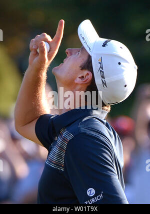 Justin Rose pointe vers le ciel après avoir remporté le 113e US Open Championship à Merion Golf Club de Ardmore, Pennsylvanie le 16 juin 2013. Rose a remporté avec un total de quatre jours de l'un sur l'égalité avec un 281. UPI/Kevin Dietsch Banque D'Images