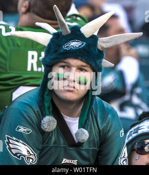 Philadelphia Eagles un ventilateur, portant un chapeau cornu, observe alors que son équipe est défaite par Les Cowboys de Dallas au Lincoln Financial Field à Philadelphie le 20 octobre 2013. UPI/John Anderson Banque D'Images