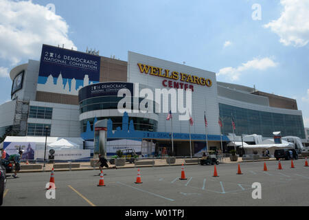 Les préparatifs se poursuivent au Wells Fargo Center pour la Convention Nationale Démocratique à Philadelphie, Pennsylvanie le Samedi, Juillet 23, 2016. La convention de quatre jours commence le lundi, 25 juillet, et il est prévu de nommer Hillary Clinton à la présidence des États-Unis. Photo de Pat Benic/UPI Banque D'Images