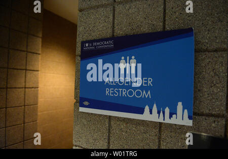 Toutes les salles de bains sont-genre marqué au Wells Fargo Center pour la Convention Nationale Démocratique à Philadelphie, Pennsylvanie le dimanche, Juillet 24, 2016. La convention de quatre jours commence le lundi, 25 juillet, et il est prévu de nommer Hillary Clinton à la présidence des États-Unis. Photo de Pat Benic/UPI Banque D'Images