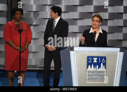 Tina représentant de l'Oregon Kotek, flanqué de Georgia State représentant Stacey Abrams et California State Sénateur Kevin de Leon, parle de la première journée de la Convention Nationale Démocratique à la Wells Fargo Center de Philadelphie, Pennsylvanie, le lundi, 25 juillet 2016. La convention de quatre jours commence le lundi, 25 juillet, et il est prévu de nommer Hillary Clinton à la présidence des États-Unis. Photo de Pat Benic/UPI Banque D'Images