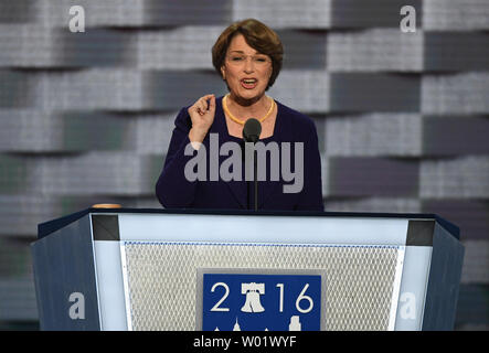 Le sénateur Amy Klobuchar du Minnesota s'adresse aux délégués au cours de la deuxième journée de la Convention Nationale Démocratique à la Wells Fargo Center de Philadelphie, Pennsylvanie le 26 juillet 2016. Les délégués vont nommer Hillary Clinton, le candidat démocrate à la présidence. Photo de Pat Benic/UPI Banque D'Images