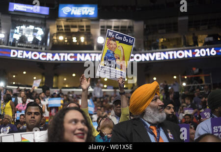 Délégué soulève trois jours de signer lors de la Convention Nationale Démocratique à la Wells Fargo Center de Philadelphie, Pennsylvanie le 27 juillet 2016. Hillary Clinton demande la nomination du Parti démocratique pour le président. Photo par Pete Marovich/UPI Banque D'Images