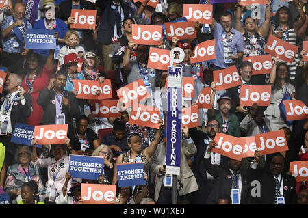 Encourager les délégués à comprendre les remarques du vice-président Joe Biden à la Convention nationale démocrate de 2016 à la Wells Fargo Center de Philadelphie, Pennsylvanie le 27 juillet 2016. Les délégués ont confirmé la nomination de Hillary Clinton et Tim Kaine comme le ticket démocrate pour l'élection de novembre. Photo de Mike Theiler/UPI Banque D'Images