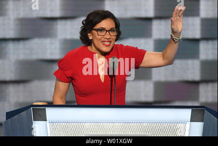 Maire Karen Weaver de Flint (Michigan) aborde les délégués lors de la troisième journée de la Convention Nationale Démocratique à la Wells Fargo Center de Philadelphie, Pennsylvanie le 27 juillet 2016. Hillary Clinton demande la nomination du Parti démocratique pour le président. Photo de Pat Benic/UPI Banque D'Images