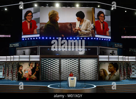 Maire Karen Weaver de Flint (Michigan) aborde les délégués lors de la troisième journée de la Convention Nationale Démocratique à la Wells Fargo Center de Philadelphie, Pennsylvanie le 27 juillet 2016. Hillary Clinton demande la nomination du Parti démocratique pour le président. Photo de Pat Benic/UPI Banque D'Images