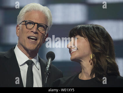 Ted Danson et acteurs Mary Steenburgen parler pendant quatre jours de la Convention Nationale Démocratique à la Wells Fargo Center de Philadelphie, Pennsylvanie le 28 juillet 2016. Hillary Clinton démocrate républicain fera face à l'atout de Donald dans l'élection nationale. Photo par Pete Marovich/UPI Banque D'Images