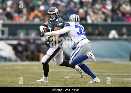 Philadelphia Eagles tight end Brent Celek (87) exécute la balle passé sécurité Dallas Cowboys Byron Jones (31) au Lincoln Financial Field le 31 décembre 2017 à Philadelphie. Les Cowboys ont remporté 6-0. Photo par Derik Hamilton/UPI Banque D'Images