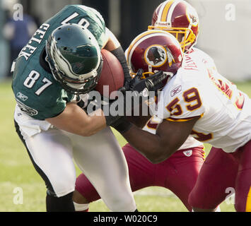 Philadelphia Eagles tight end Brent Celek rompt avec Redskins de Washington linebacker London Fletcher après avoir attrapé une passe de 30 verges quarterback Michael Vick dans le premier trimestre de l'Redskins-Philadelphia Washington Eagles jeu à Lincoln Financial Field à Philadelphie, PA, le 1 er janvier 2012. UPI/Eileen Angelino Banque D'Images