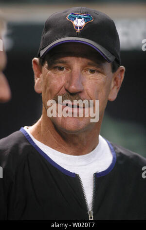 Arizona Diamondbacks manager Bob Brenly avant le D-dos match contre les Padres de San Diego à la Bank One Ballpark à Phoenix le 23 avril 2004. Le D-dos défait les Padres 5-3. Photo UPI/Will Powers Banque D'Images