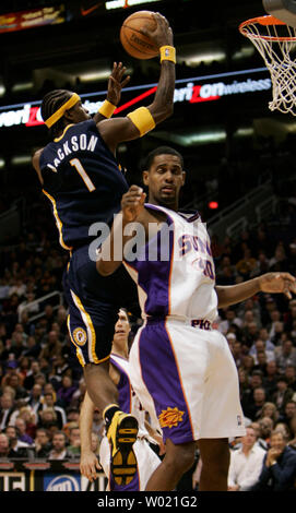 Indiana Pacers Stephen Jackson va à la benne à l'arrière de Phoenix Suns Kurt Thomas au deuxième trimestre 30 novembre 2005 à Phoenix, AZ. (Photo d'UPI/Will Powers) Banque D'Images