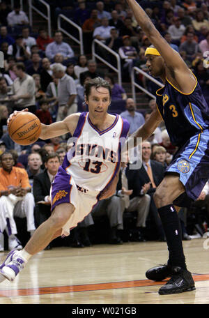 Des Suns de Phoenix Steve Nash durs autour de Denver Nuggets' DerMarr Johnson au premier trimestre Le 2 décembre 2005 à Phoenix, AZ. (Photo d'UPI/Will Powers) Banque D'Images