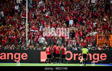 Le Caire, Égypte. 26 Juin, 2019. Les joueurs d'Égypte célébrer après avoir marqué lors de la coupe d'Afrique des Nations 2019 Un groupe de correspondance entre l'Egypte et la République démocratique du Congo au Caire, Égypte, le 26 juin 2019. Huiwo Crédit : Wu/Xinhua/Alamy Live News Banque D'Images