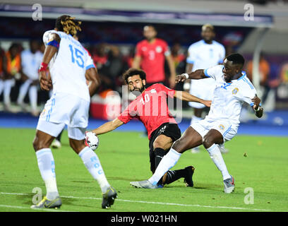 Le Caire, Égypte. 26 Juin, 2019. Mohamed Salah Mahrous Ghaly (C) de l'Égypte est en concurrence au cours de la coupe d'Afrique des Nations 2019 Un groupe de correspondance entre l'Egypte et la République démocratique du Congo au Caire, Égypte, le 26 juin 2019. Huiwo Crédit : Wu/Xinhua/Alamy Live News Banque D'Images