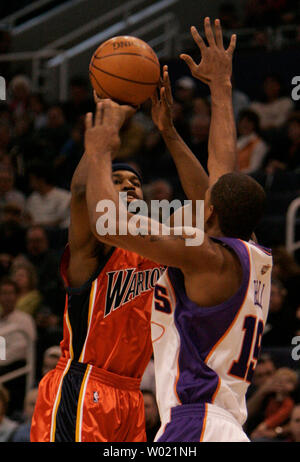 Golden State Warrior Baron Davis tire avec Phoenix Suns' Raja Bell (19)la défense le 12 janvier 2006 à Phoenix, AZ. (Photo d'UPI/Will Powers) Banque D'Images