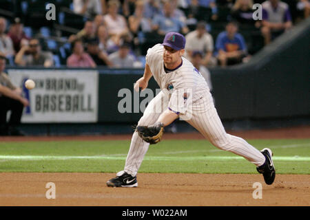 Le Arizona Diamondbacks de troisième but des Pirates de Pittsburgh, les champs de Tracy Tchad Jason Bay's Talonnette femme ESD en première manche à Phoenix le 24 mai 2006. (Photo d'UPI/Will Powers) Banque D'Images