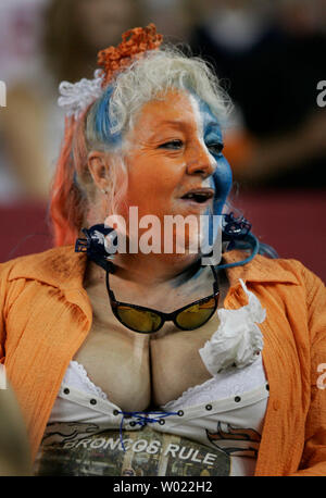 Ventilateur Denver Broncos Carmen Florence de Tucson attend que le match de football avec les Arizona Cardinals pour commencer à Glendale, AZ 31 août 2006. (Photo d'UPI/Will Powers) Banque D'Images