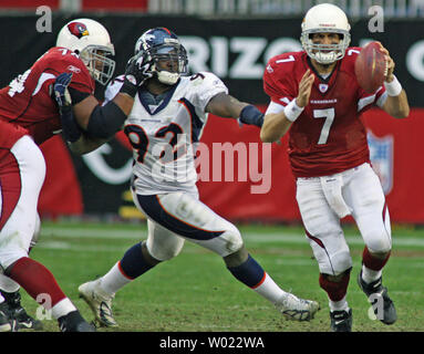 Arizona Cardinals' Quarterback Matt Leinart (7) se déplace jusqu'à échapper à la ruée de Denver Broncos' Elvis Dumervil fin défensives (92) alors que s'attaquer à des Cardinaux Reggie Wells (74) pâtés au cours du quatrième trimestre de l'University of Phoenix Stadium de Glendale, Arizona le 17 décembre 2006. Les Broncos défait les cardinaux 37-20. (Photo d'UPI/Art Foxall) Banque D'Images