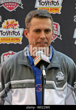 L'entraîneur-chef d'état de Boise Chris Peterson parle aux médias lors de la journée des médias les Tostitos Fiesta Bowl à l'University of Phoenix Stadium de Glendale, Arizona le 30 décembre 2006. Boise State répond à l'Université de l'Oklahoma dans la salsa Tostitos Fiesta Bowl le 1er janvier 2007. (Photo d'UPI/Art Foxall) Banque D'Images